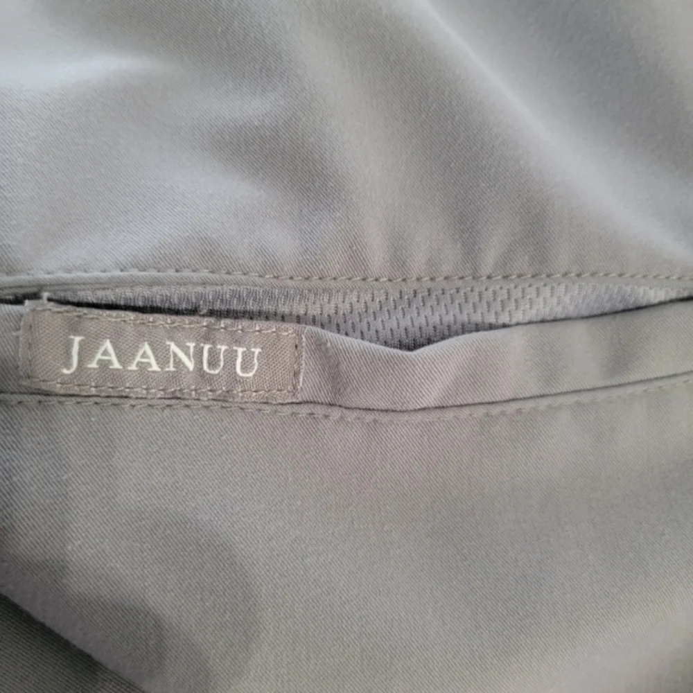Jaanuu grey scrub